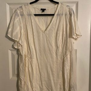 Torrid off white embroidered tee size 1